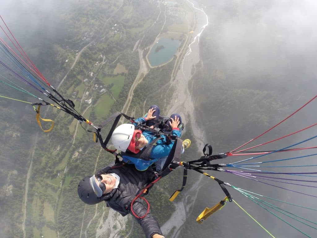 Vol en parapente au-dessus des montagnes